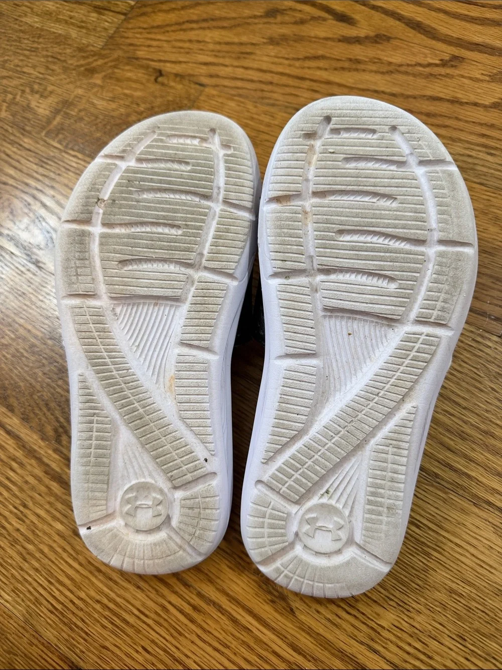 Boy’s Under Armour Flip Flops. Size 3Y. Excellent Condition.